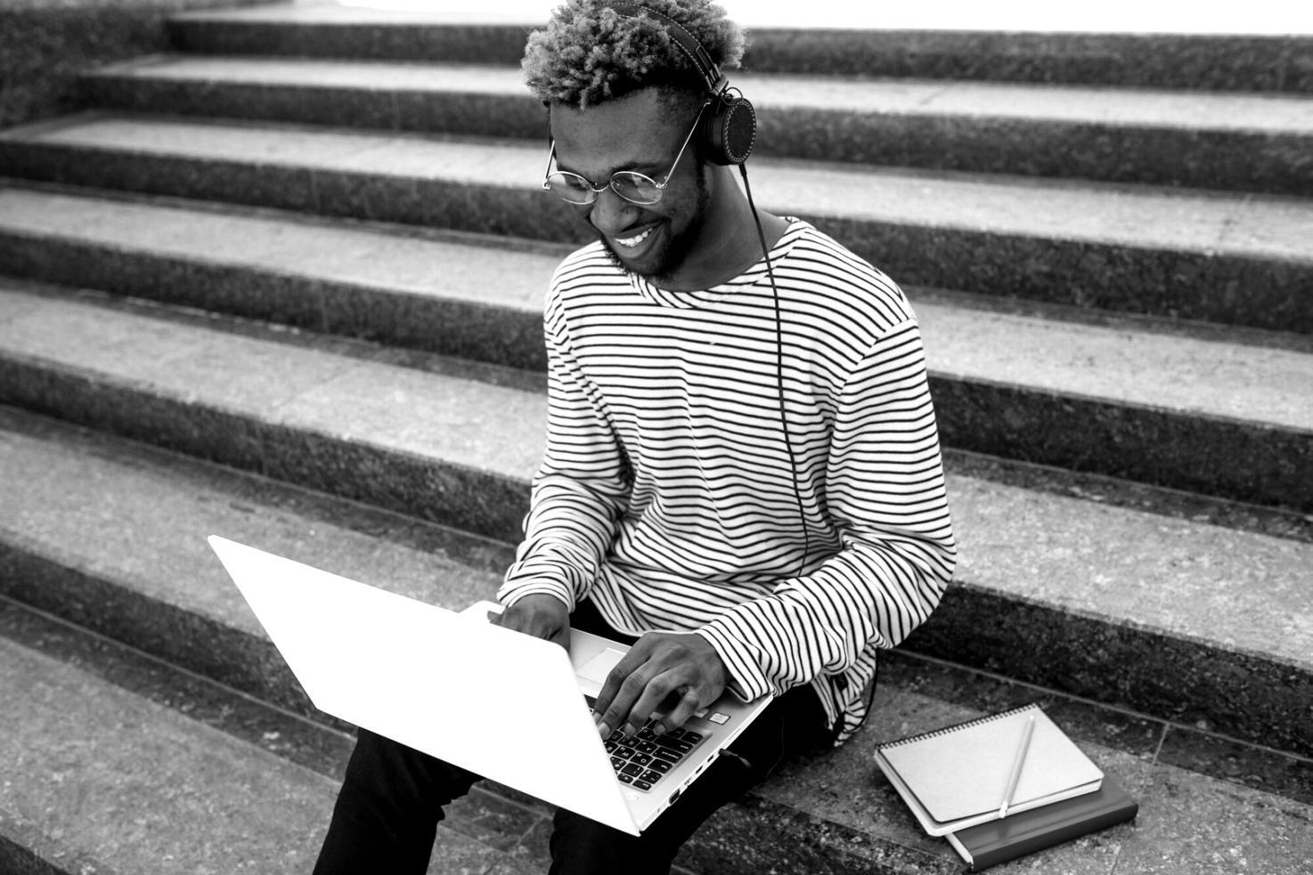 Finanzanalyst bei der Arbeit mit Marktdaten und Diagrammen